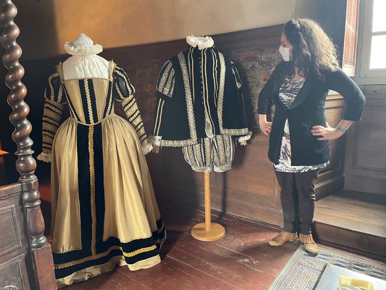 Deux mannequins costumés : une femme noble vers 1560 et un homme noble vers 1560