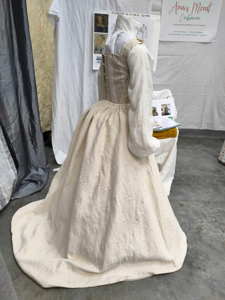 Robe Renaissance dans les tons ivoire, composée d'un corps à baleines, d'une chemise et d'une jupe