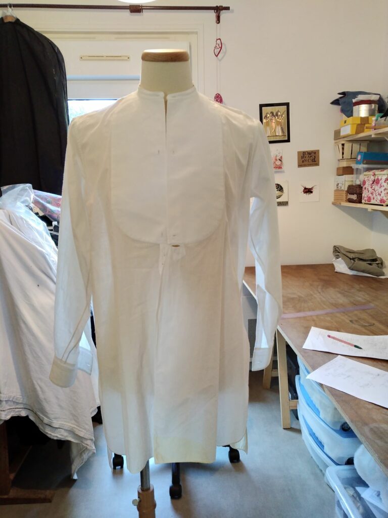 Chemise blanche à plastron sur un buste de couture