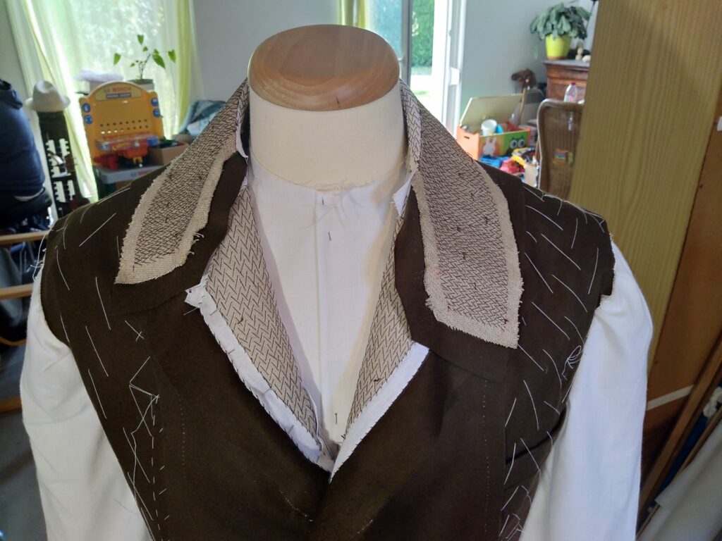Haut de veste en lainage marron en cours de réalisation avec l'entoilage visible