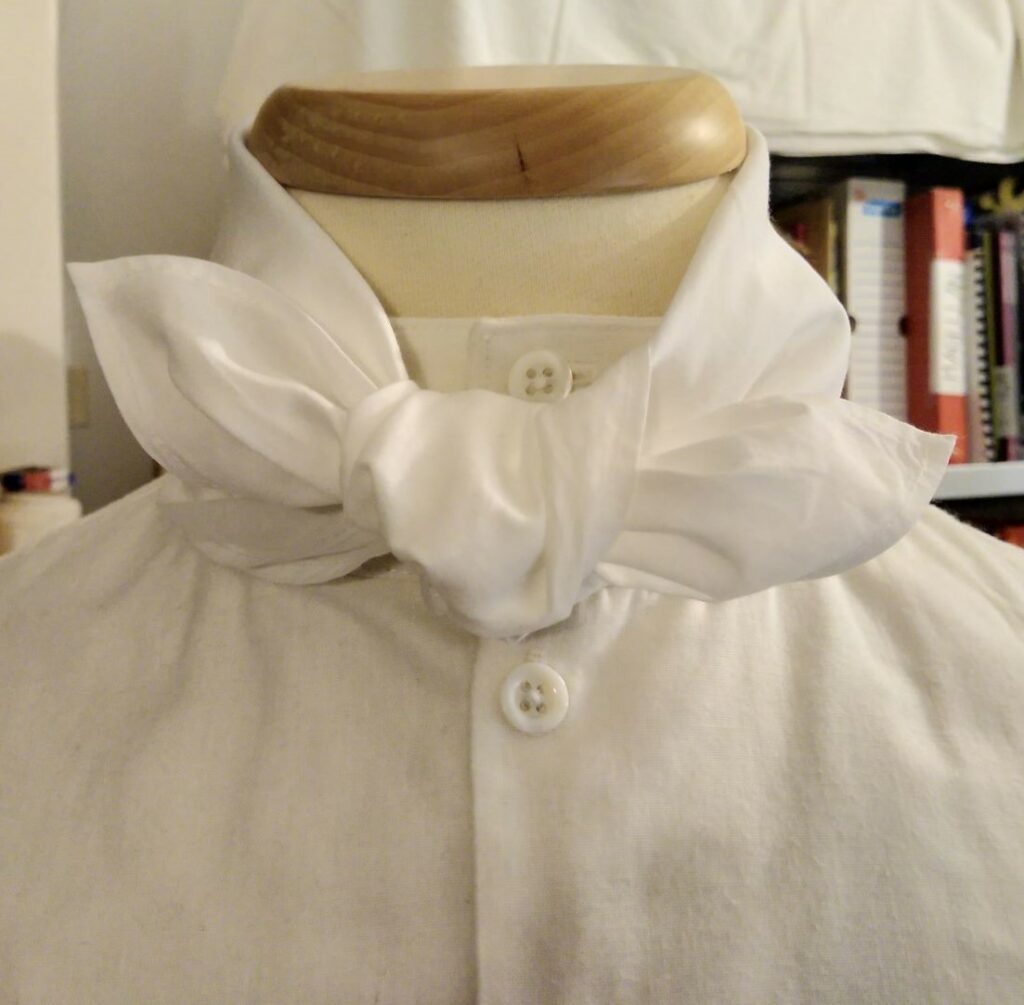 Cravate blanche nouée sur le cou d'un buste de couture