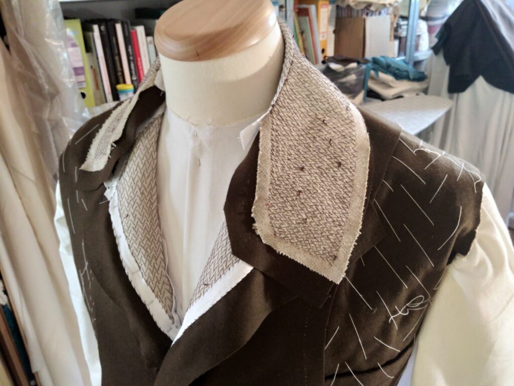 Haut de veste en lainage marron en cours de réalisation avec l'entoilage visible