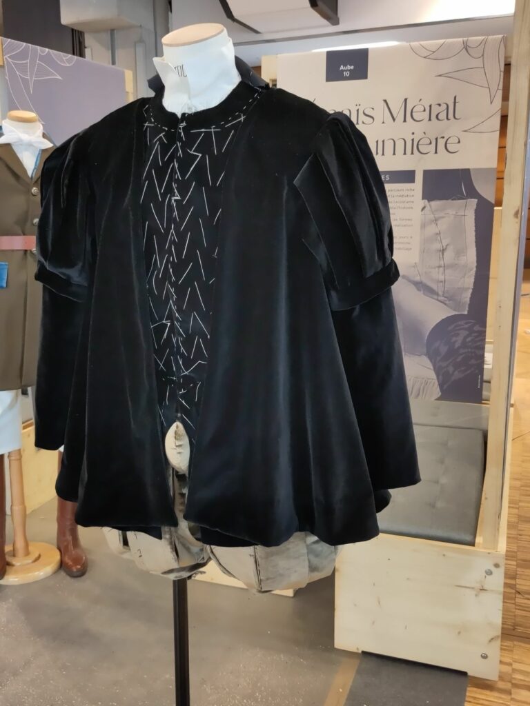 Costume en velours noir pour le pourpoint et la chamarre, en velours marron pour le haut-de-chausses