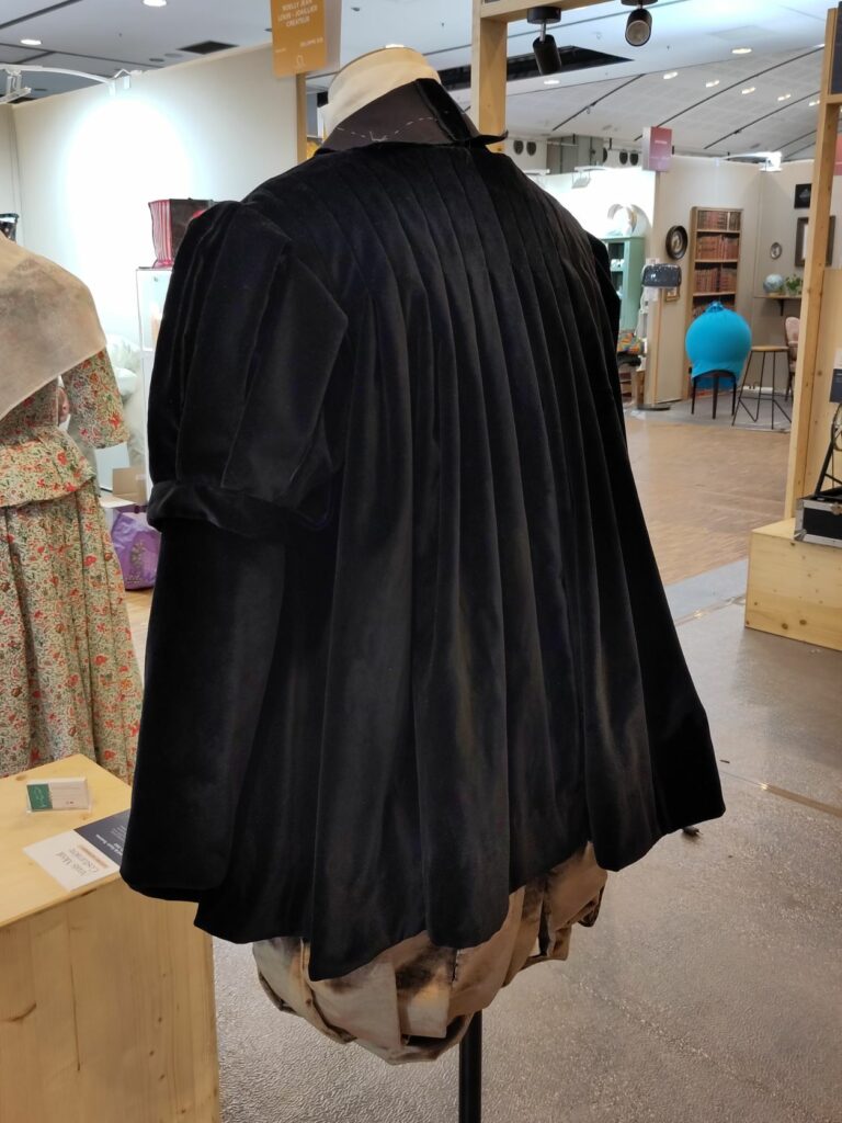 Costume en velours noir pour le pourpoint et la chamarre, en velours marron pour le haut-de-chausses, vue de dos