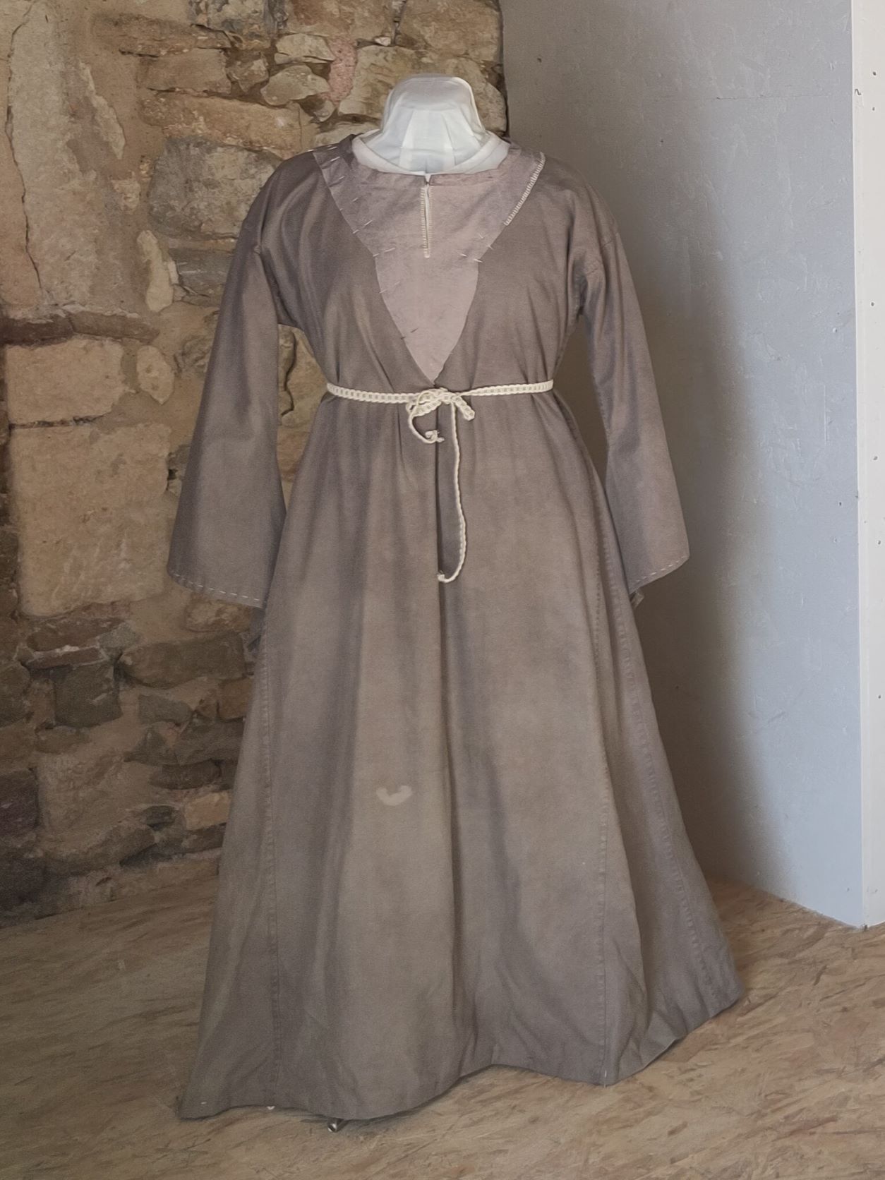 robe du 12e siècle aux manches longues et évasées en bas, ceinturée à la taille