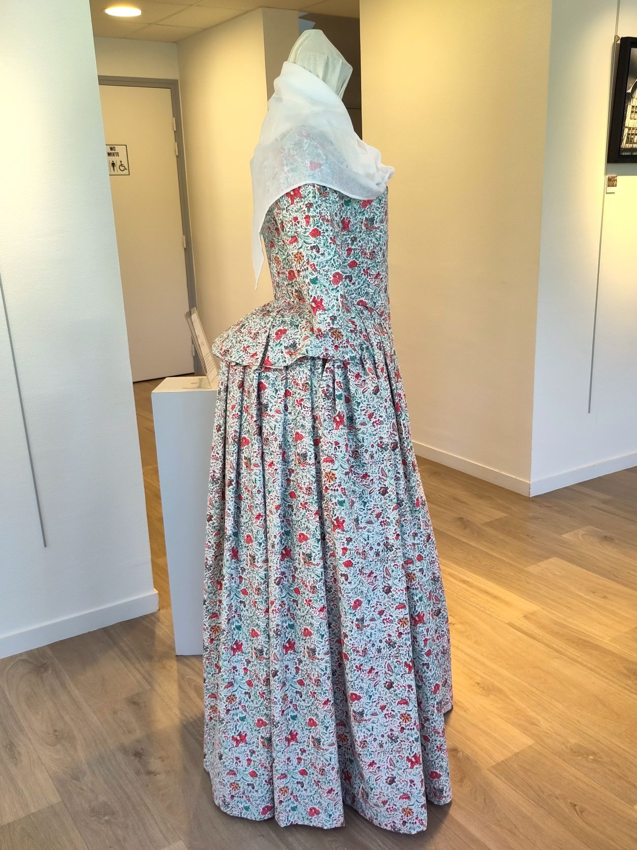 robe en coton fleuri composée d'un caraco, d'une jupe à plis et d'un fichu sur les épaules