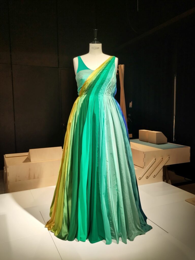 Robe drapée, évoquant un nuancier de verts et constituée de 12 tissus différents du jaune au bleu.