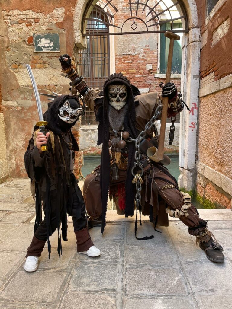 Un adulte et un enfant en Lagoon Pirates
