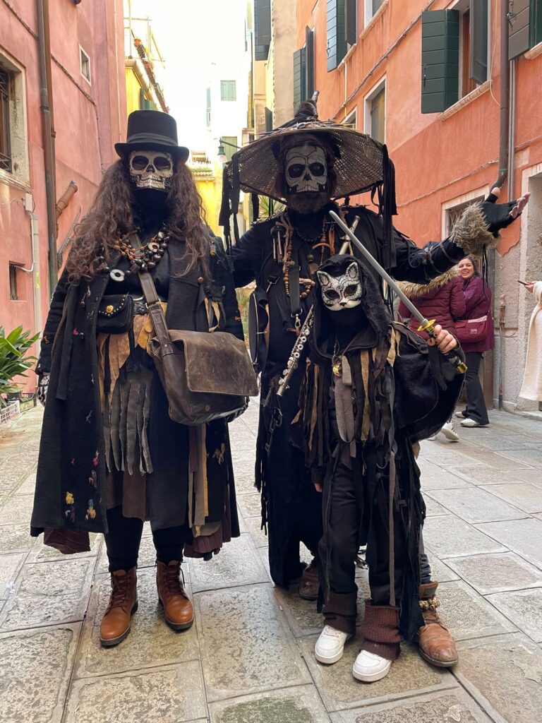 deux adultes et un enfant costumé en Lagoon Pirates avec des masques