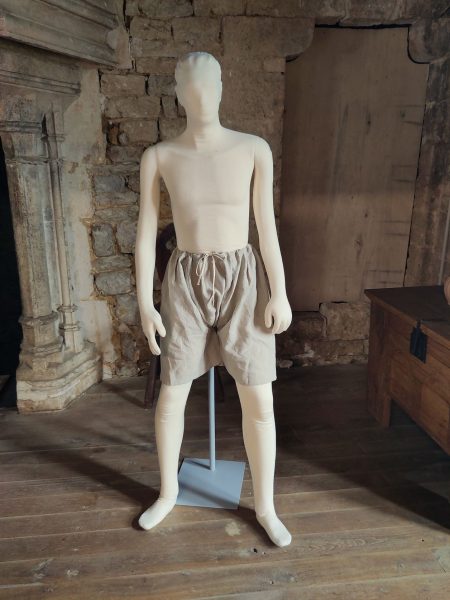 Un mannequin habillé d'une sorte de caleçon long et large en lin écru
