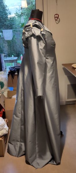 Manteau en soie bleue, vue de profil
