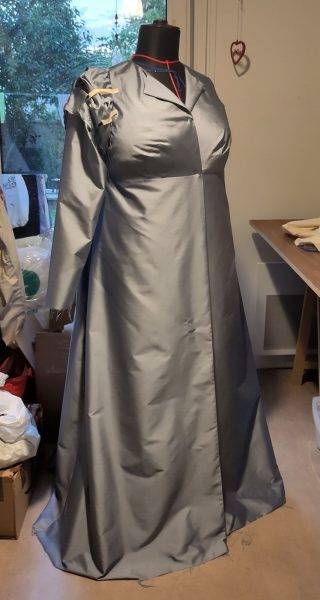 Manteau en soie bleue, vue de devant, ligne de couture sous la poitrine typique de la mode Empire