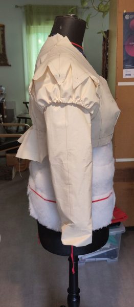 Moulage du spencer en toile ivoire, vue de profil, haut de manche bouffant sur une manche longue