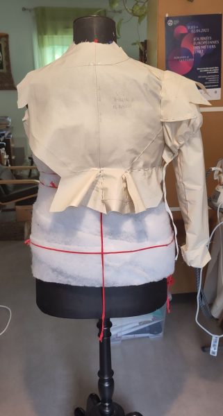 Moulage de spencer en toile ivoire, vue de dos, petite basque et plis au milieu dos