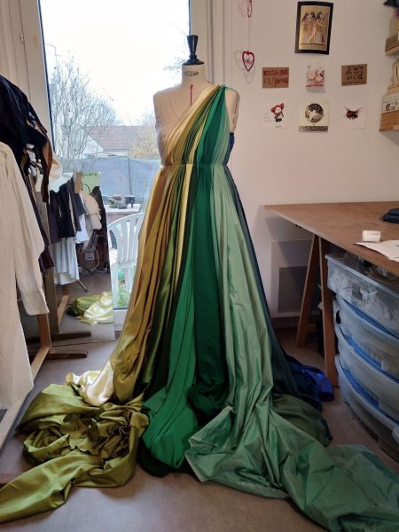 Préfiguration de la disposition des tissus du drapé de la robe