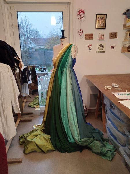Préfiguration de la disposition des tissus du drapé de la robe