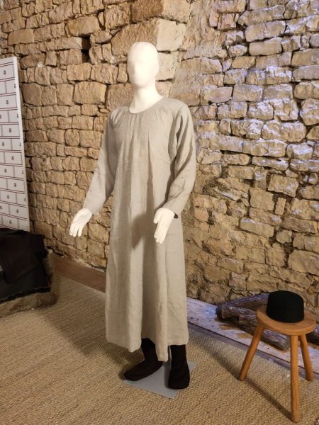 Mannequin habillé d'une chemise longue