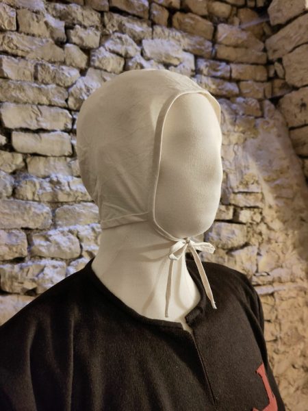 Tête du mannequin avec une sorte de bonnet en coton blanc noué sous le menton