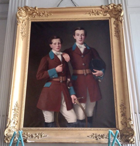 tableau représentant Angelo et Fernand de Taisne dans leur tenue de chasse constituée d'une redingote marron avec le col, les poignets et les poches turquoises