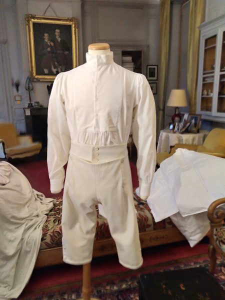 Reconstitution de la tenue de chasse. Vue de la chemise et de la culotte dans le salon du Château de Taisne devant le portrait qui a servi à la reconstitution