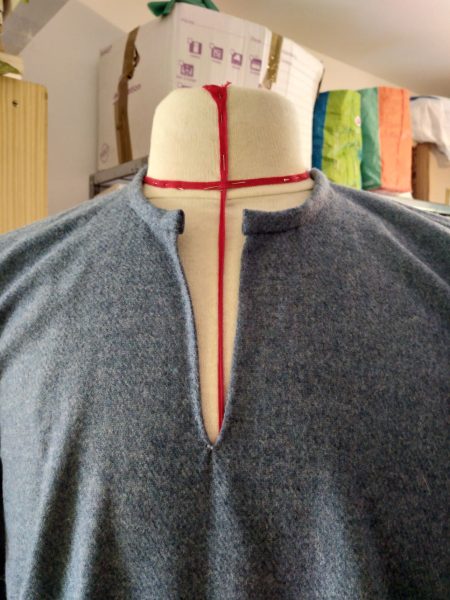 Vue de l'encolure d'une cotte bleue portée sur un buste de couture